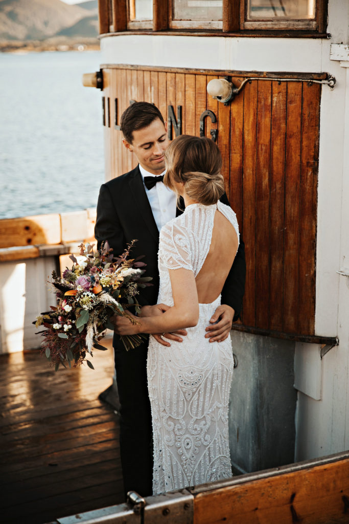 Brudepar i båten Saga Siglar -Photo Lieben Foto